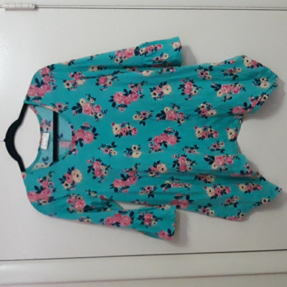 👕🌷 Size M; Teal Floral Long Sleeve Top